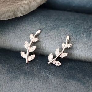 The Mini Leaf dainty stud earrings in cubic zirconia and 925